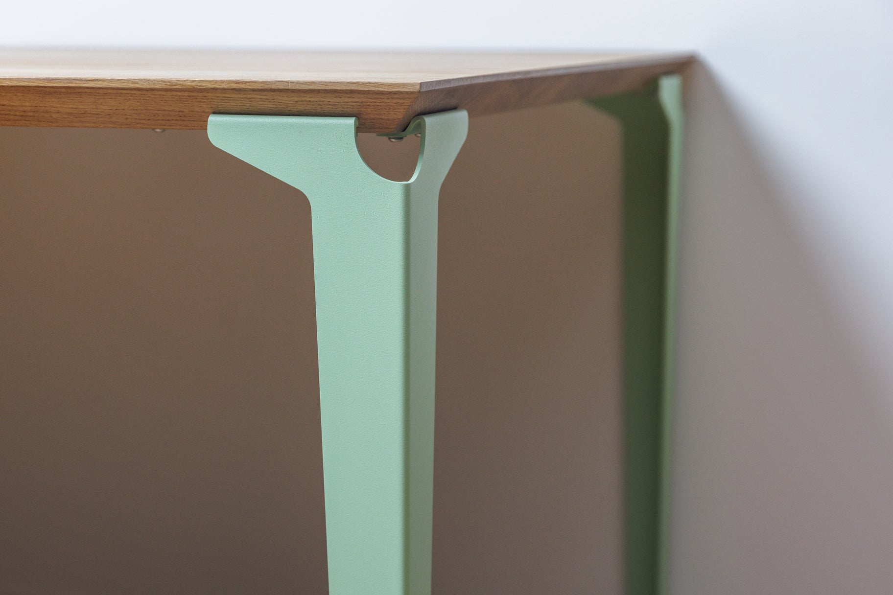 design pied et plateau table à manger bois et acier vert pastel Deauville - atelier percheron