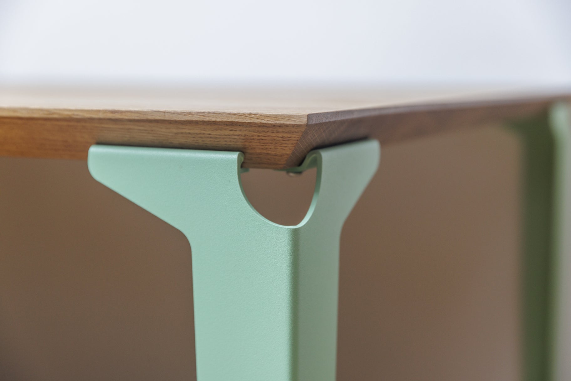 design pied et plateau table à manger bois et acier vert pastel Deauville - atelier percheron