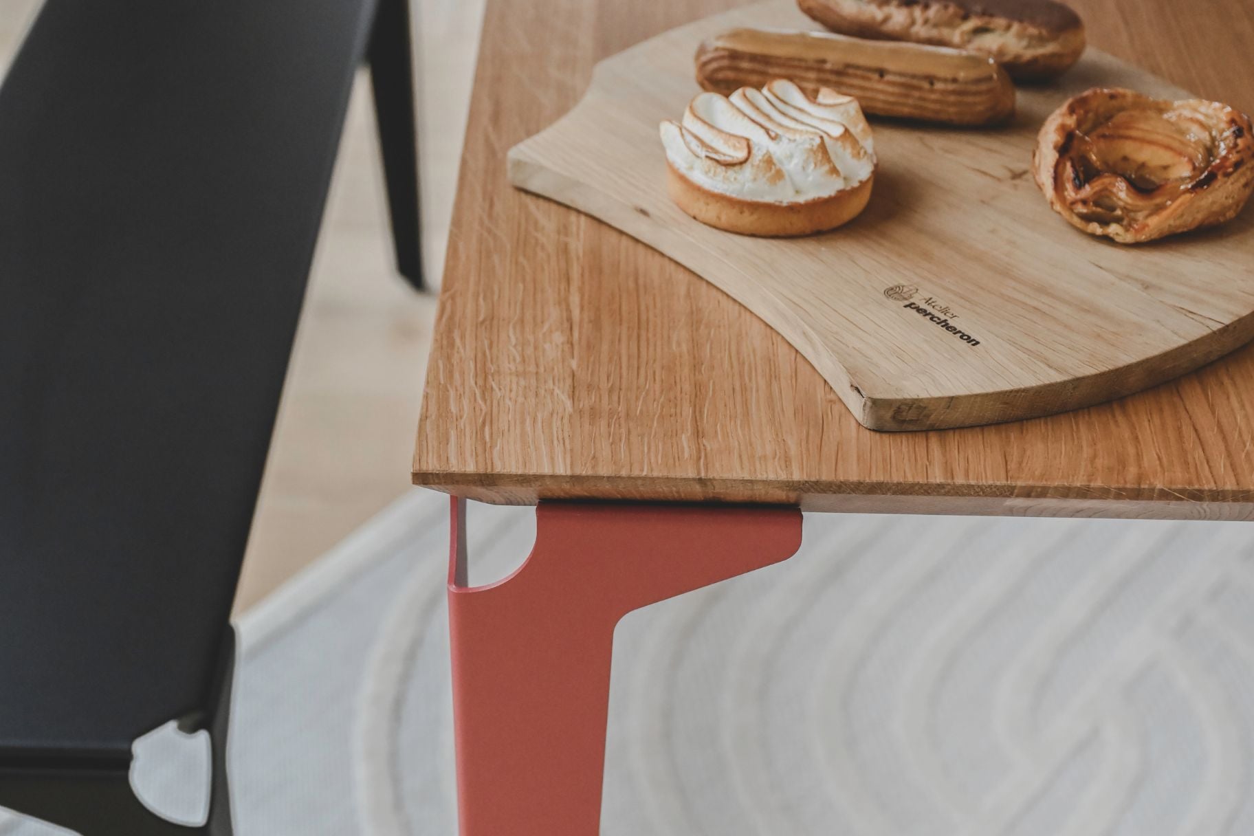 Table salle à manger chêne et acier rose avec le petit déjeuner