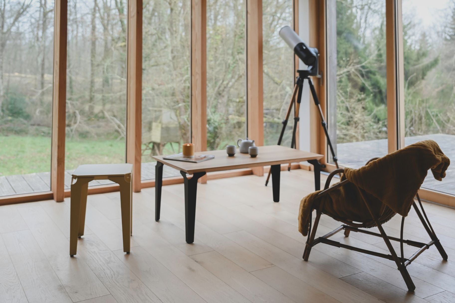 Table Laval dans un salon lumineux avec une longue vue
