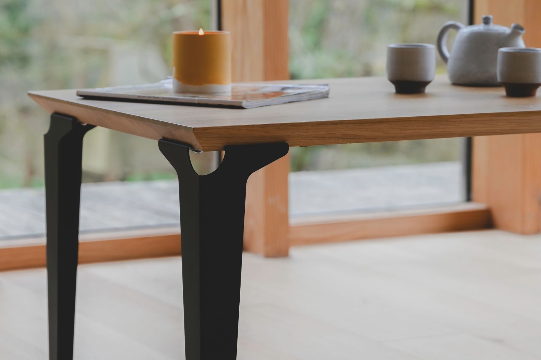 Table Laval noir dans un salon lumineux 