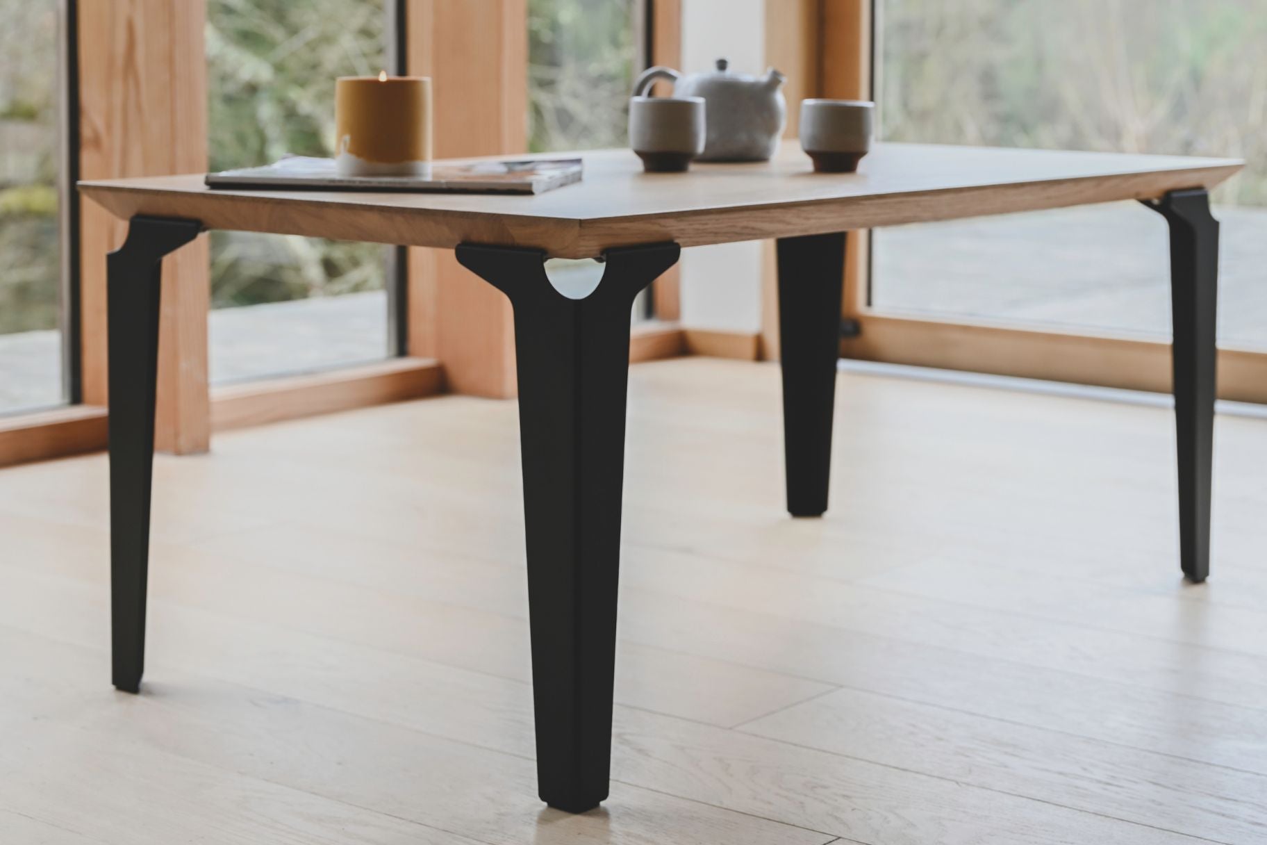 Table laval noir avec un service de thé en céramique