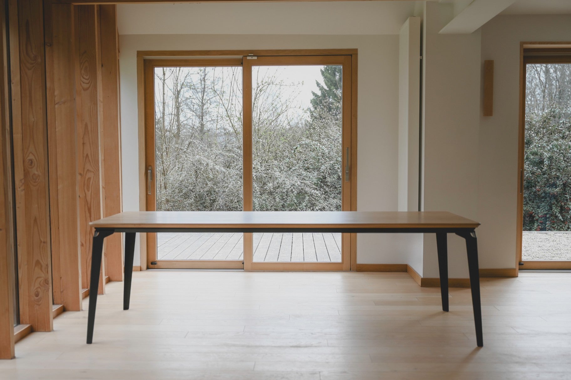 Table à Manger Angers en bois et acier thermolaqué dans un salon