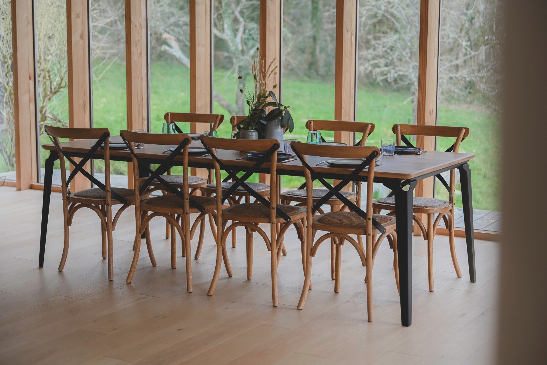 Table à Manger Angers en bois et acier thermolaqué dressée pour accueillir 8 convives