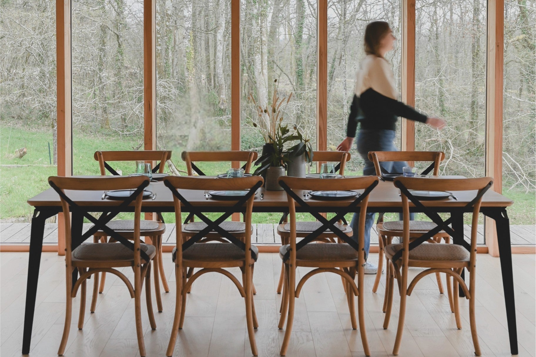 Table à Manger Angers en bois et acier thermolaqué dressée pour accueillir 8 convives
