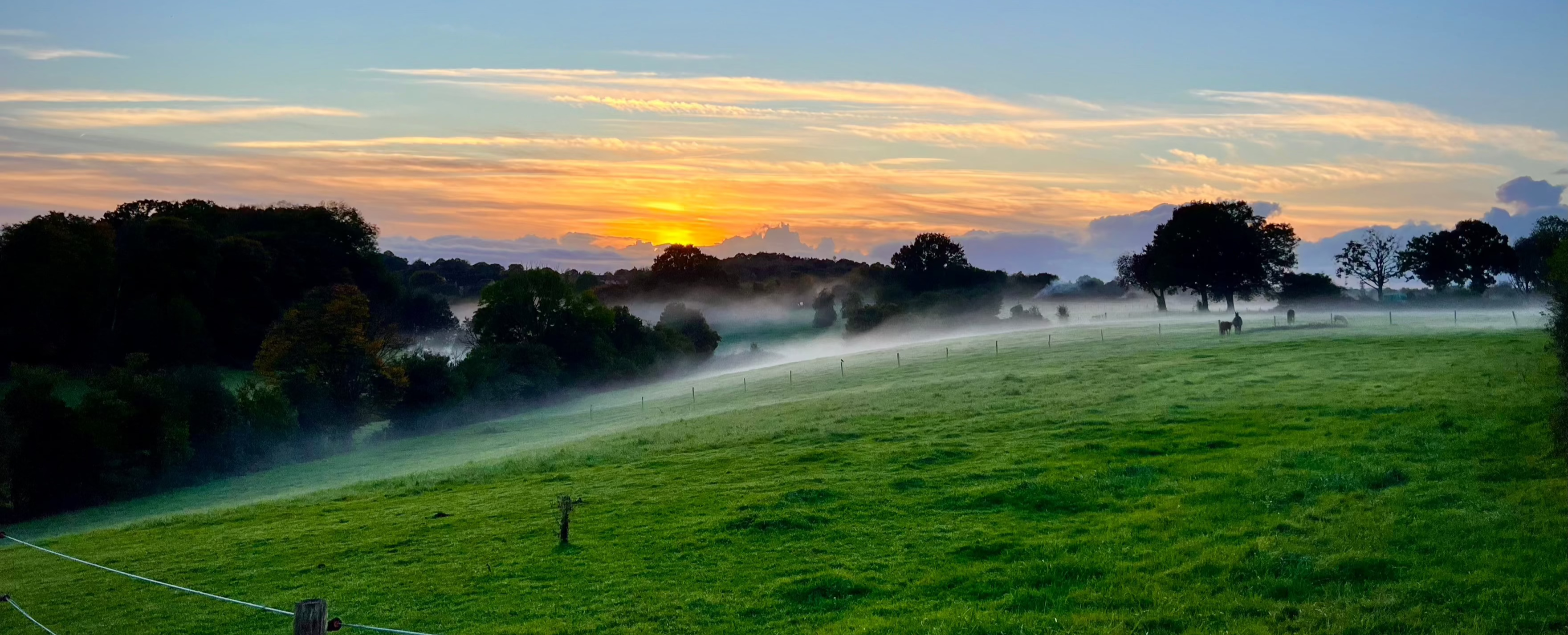 photo de la campagne du perche au levé du soleil avec une légère brume