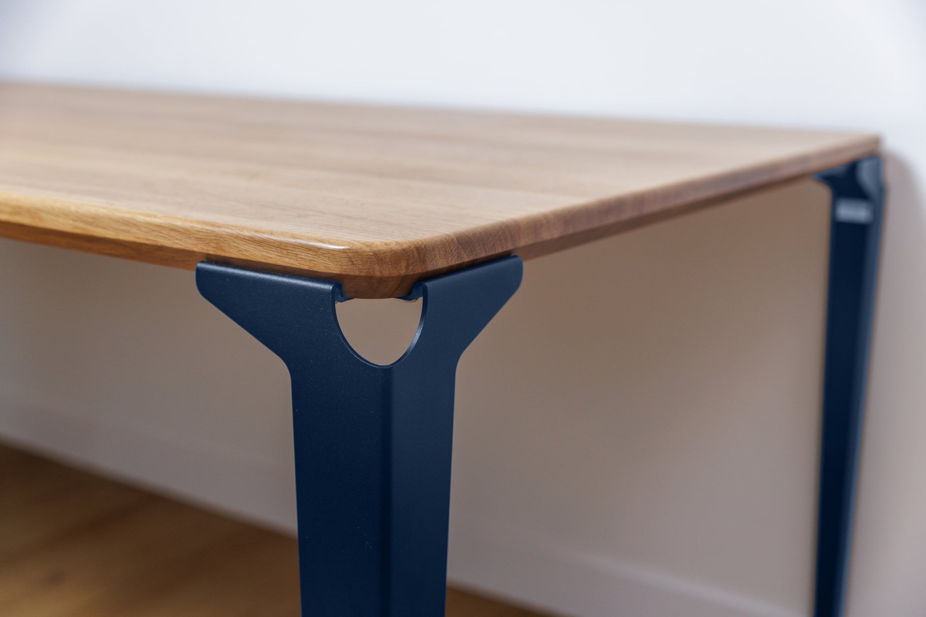 Table à manger Rânes plateau bois massif de chêne et pieds acier bleu acier