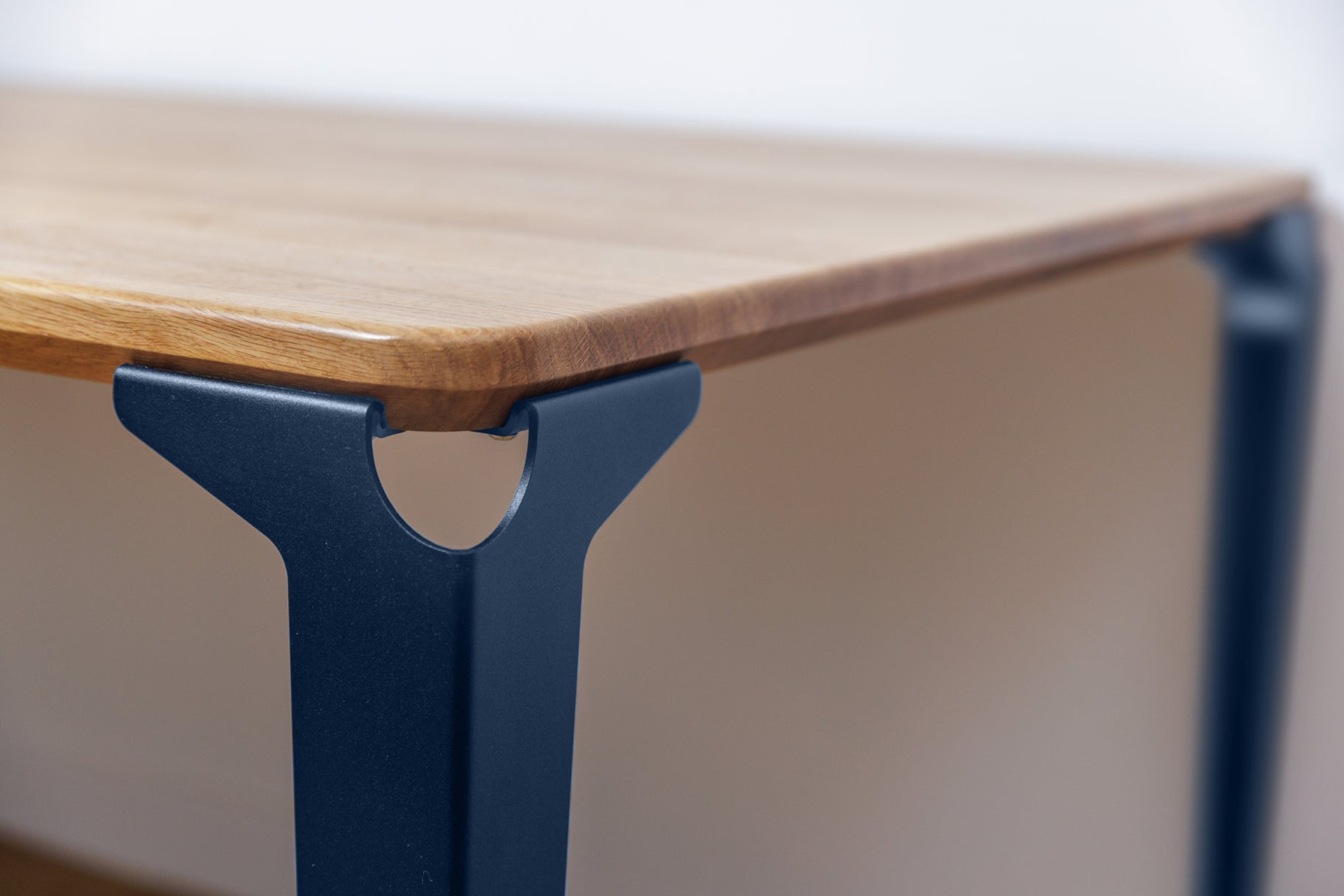 Table à manger Rânes plateau bois massif de chêne et pieds acier bleu acier