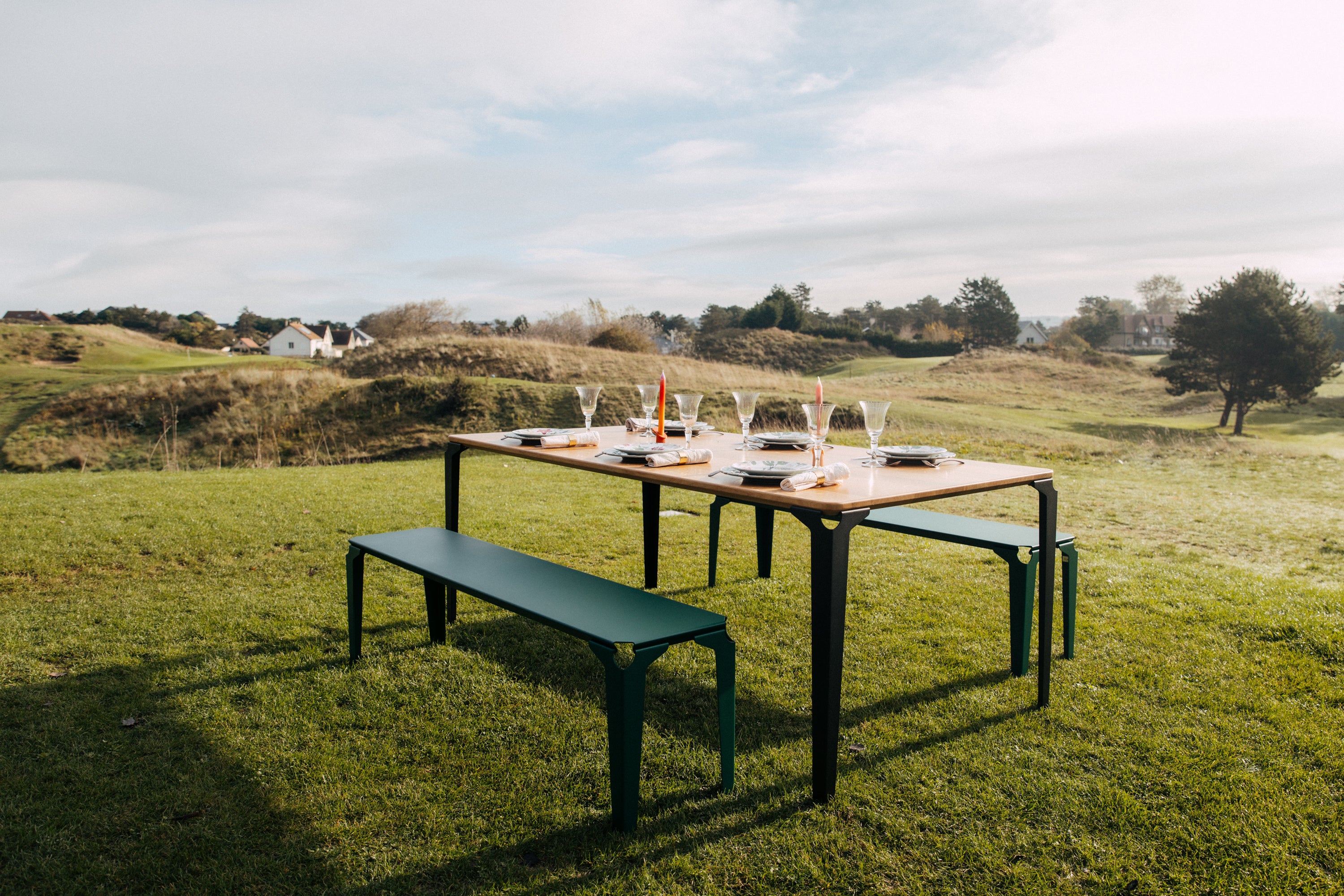 Table à manger Rânes dressée sur le départ du golf avec bancs Toulouse acier