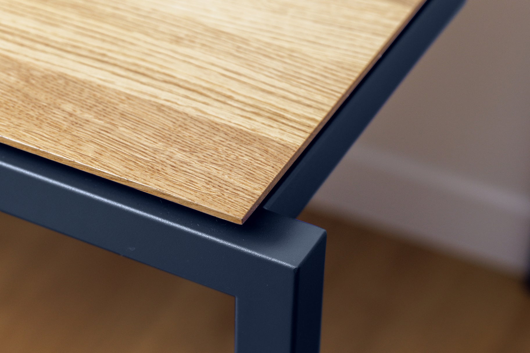 table à manger rouen couleur bleu 
acier avec son pied ecrasé et son design