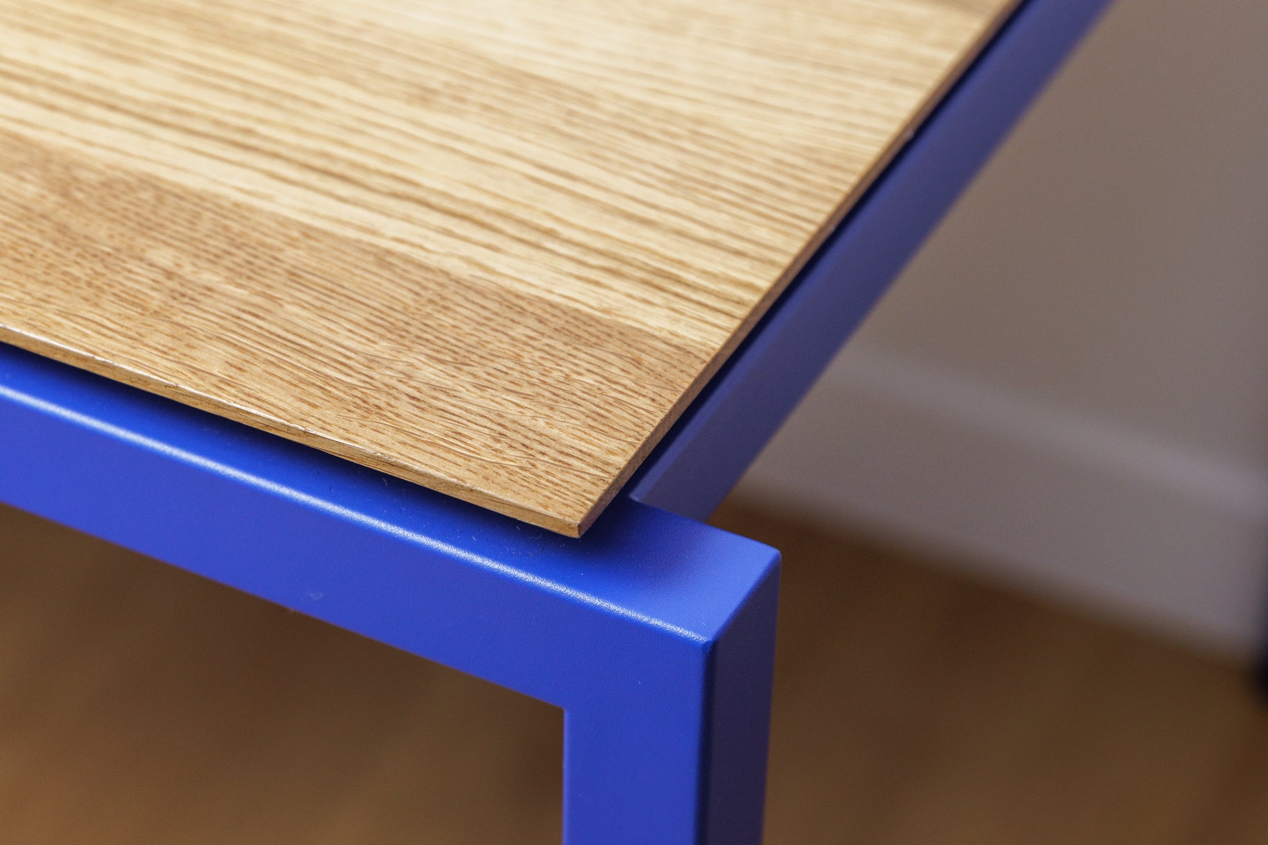 table à manger rouen couleur bleu 
outrmer avec son pied ecrasé et son design