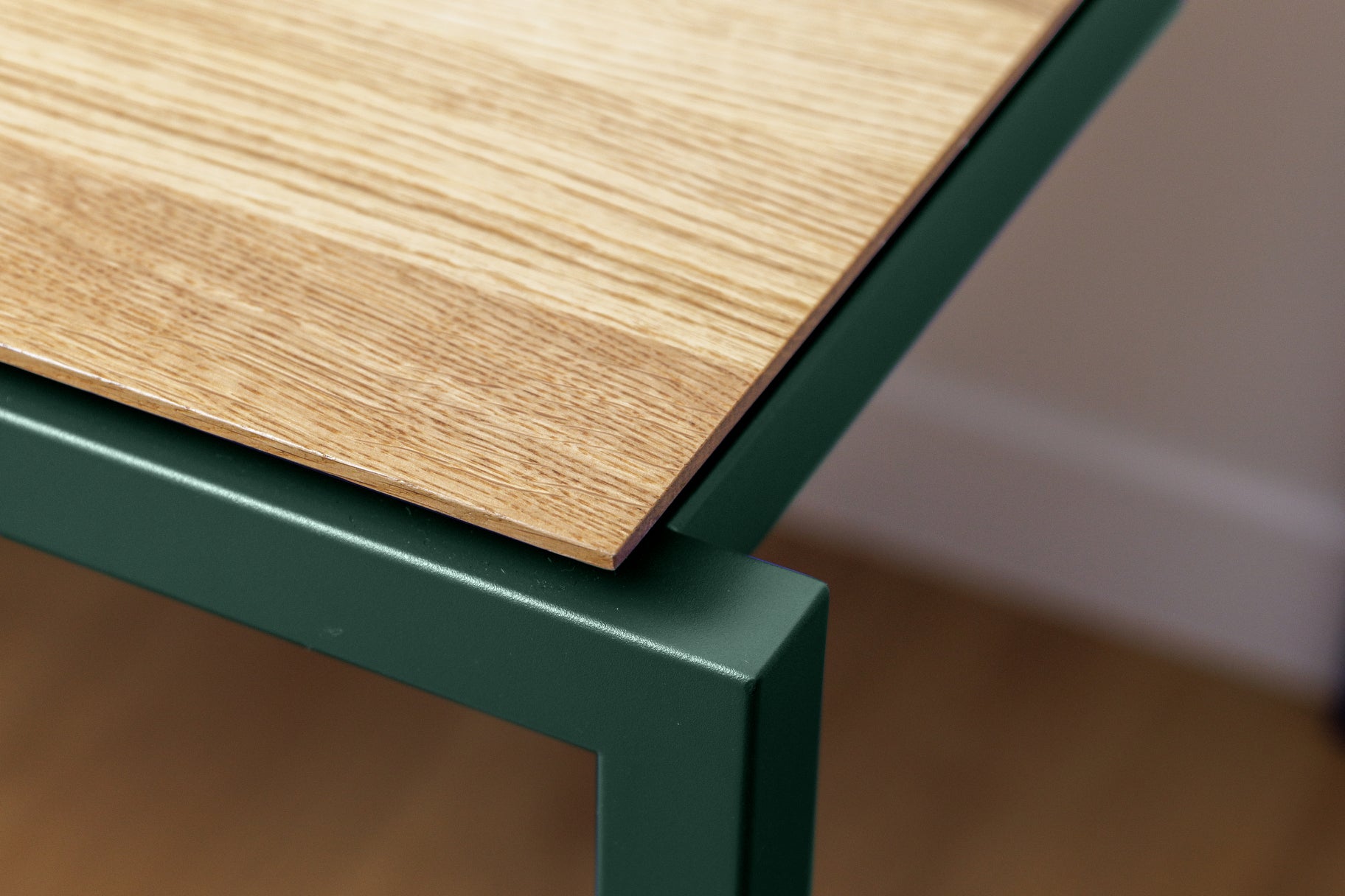 table à manger rouen  couleur vert mousse avec son pied ecrasé et son design