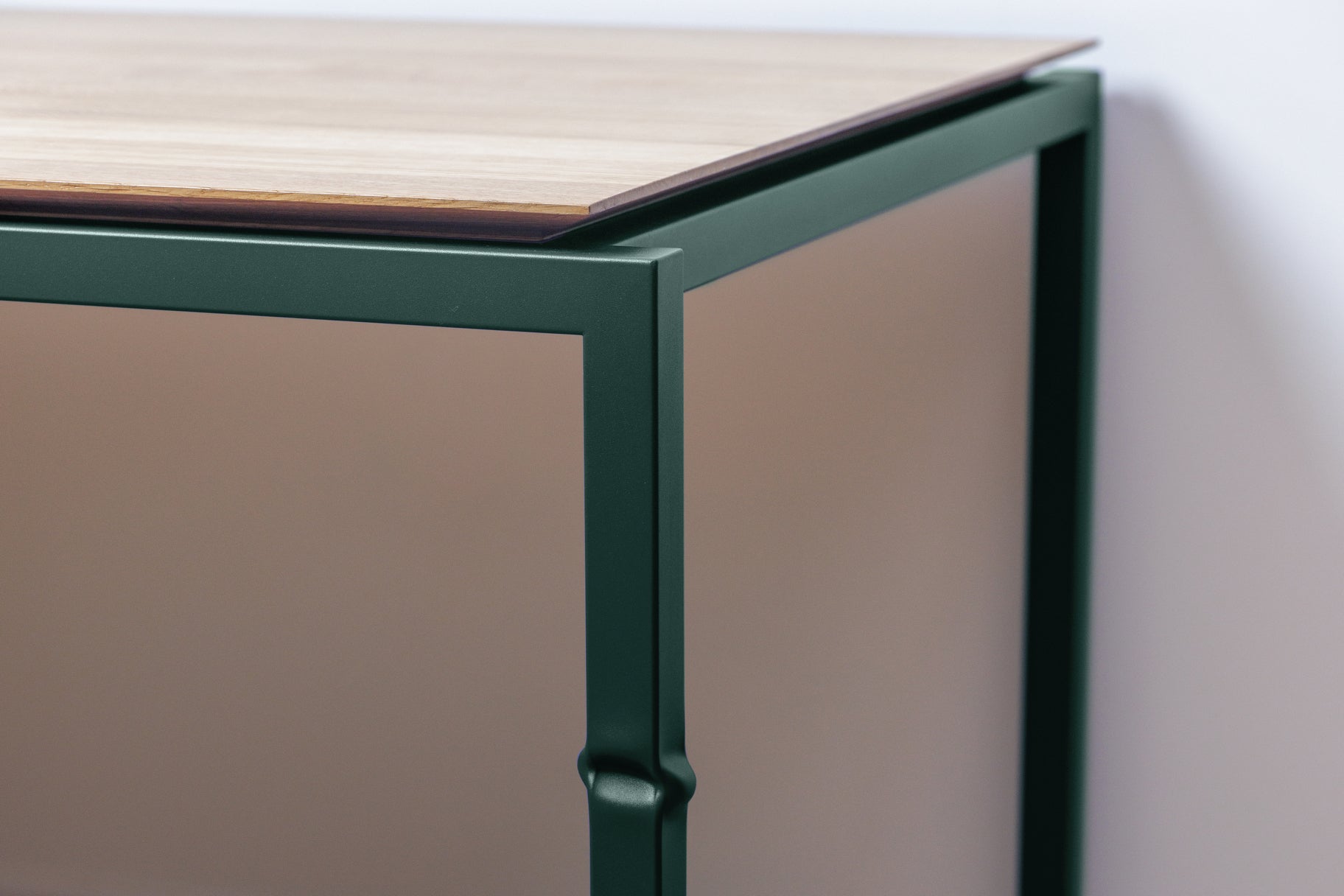 angle table à manger rouen couleur vert mousse avec son pied ecrasé et son design