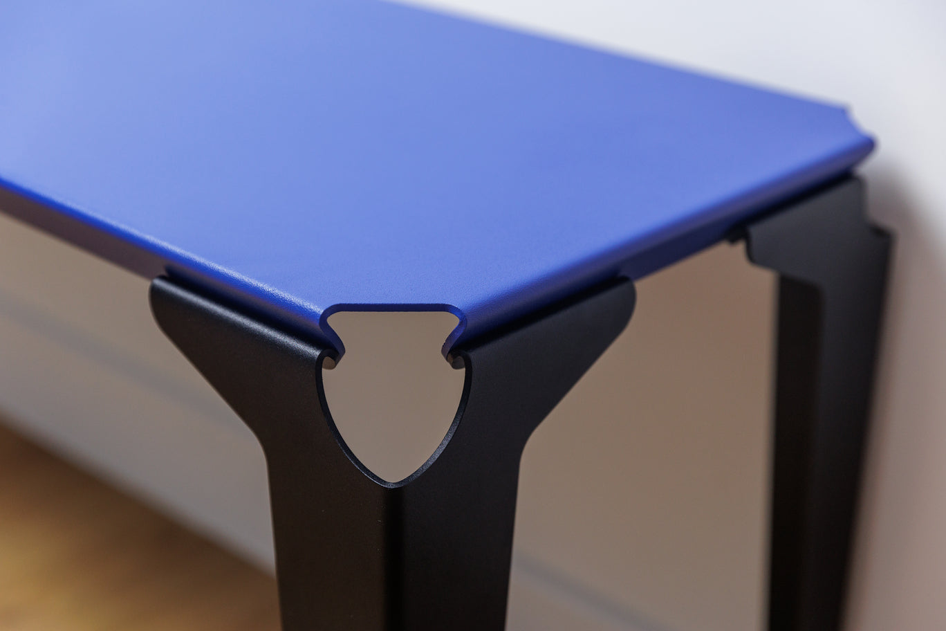 Banc acier thermolaqué bi-color assise bleu outremer et pieds noir Toulouse - Atelier percheron