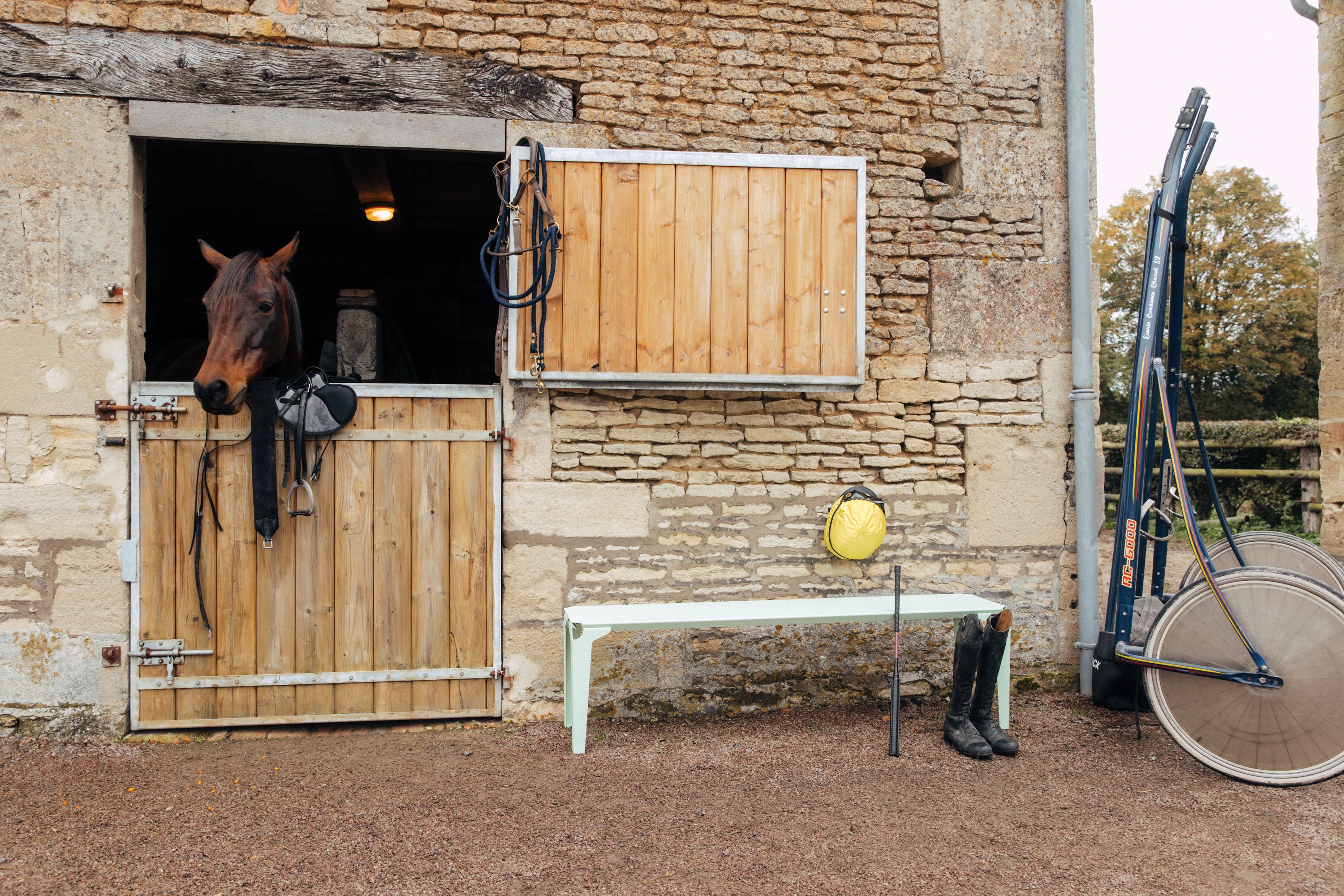 Au milieu d'un haras, banc acier vert pastel - atelier percheron