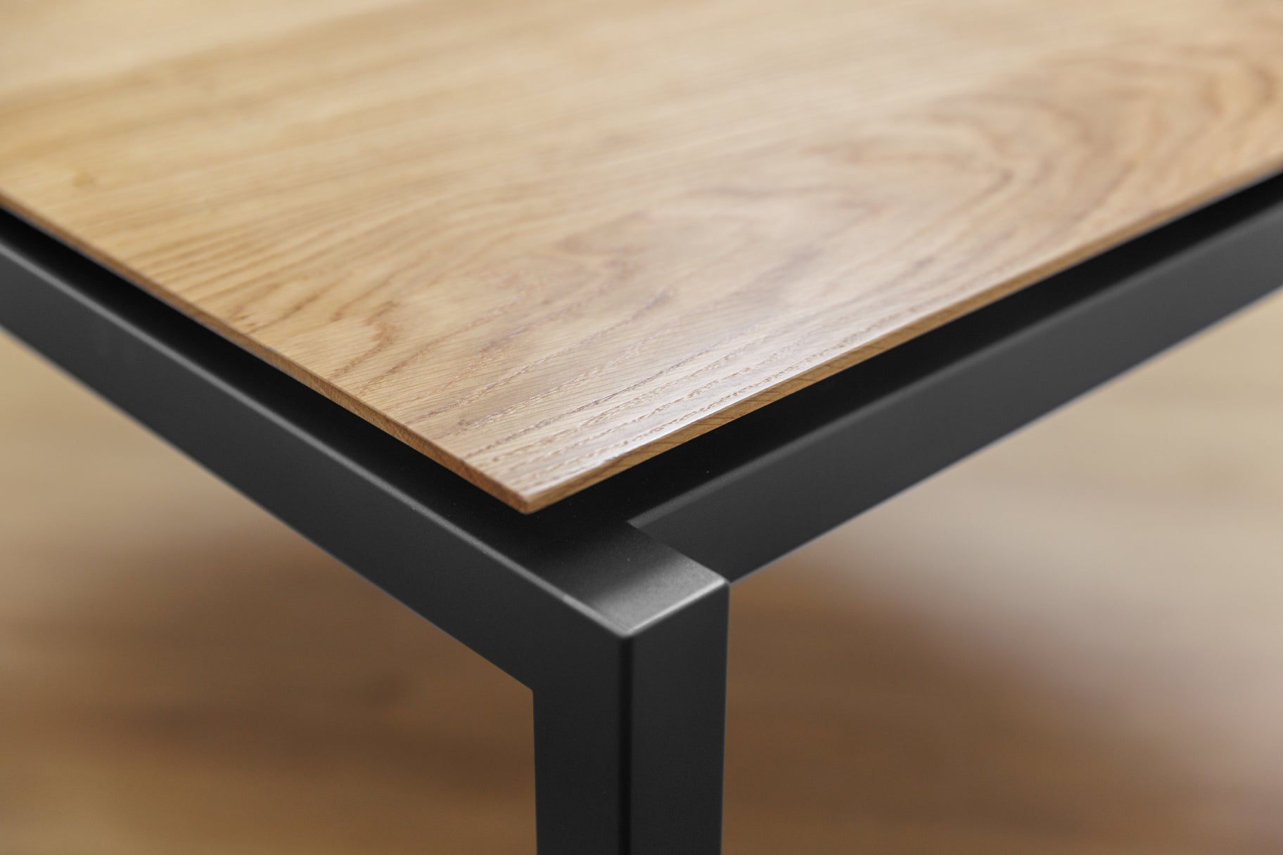 caoin table basse Tours couleur noir avec son design