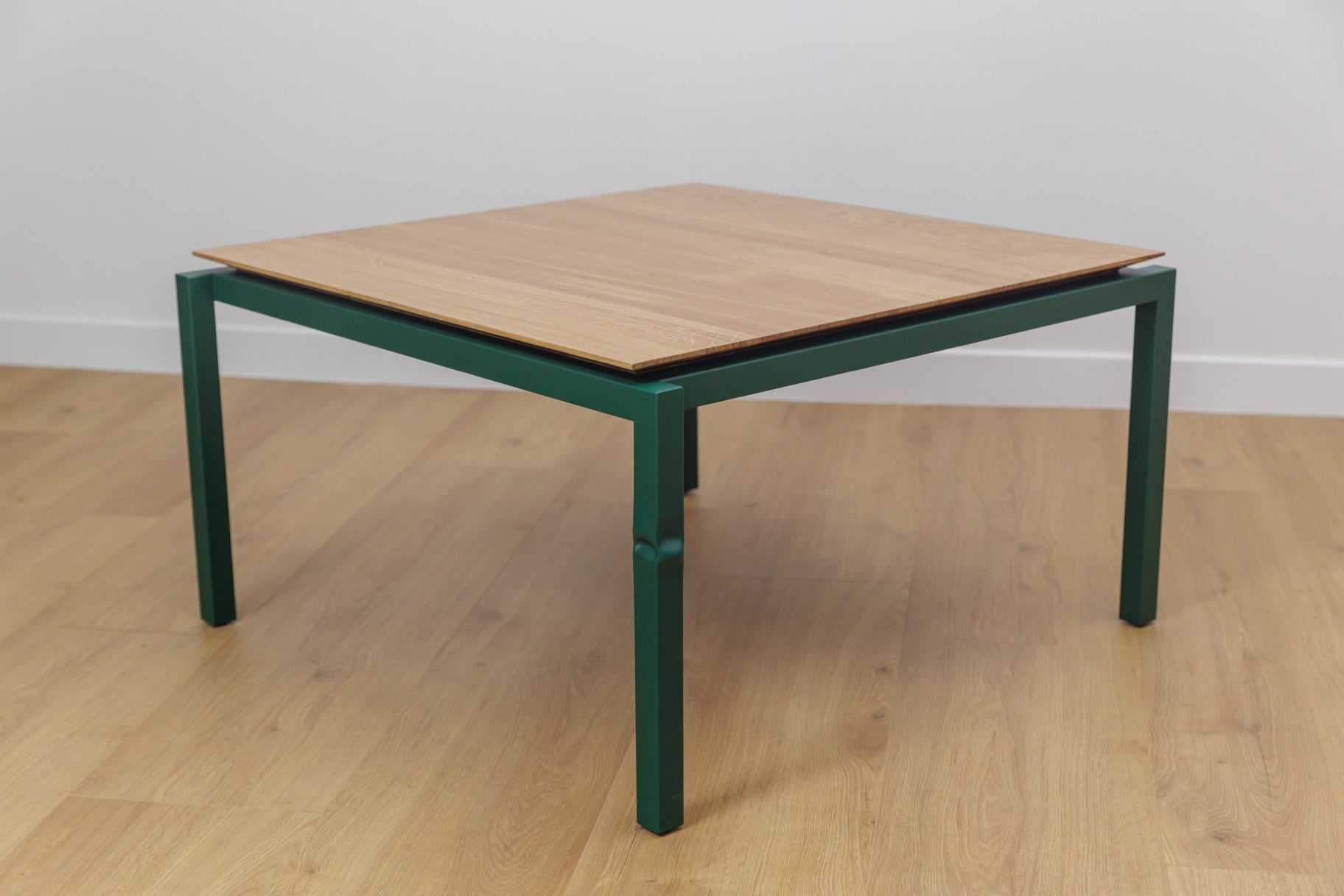 table basse Tours couleur vert oussse avec son pied ecrasé et son design