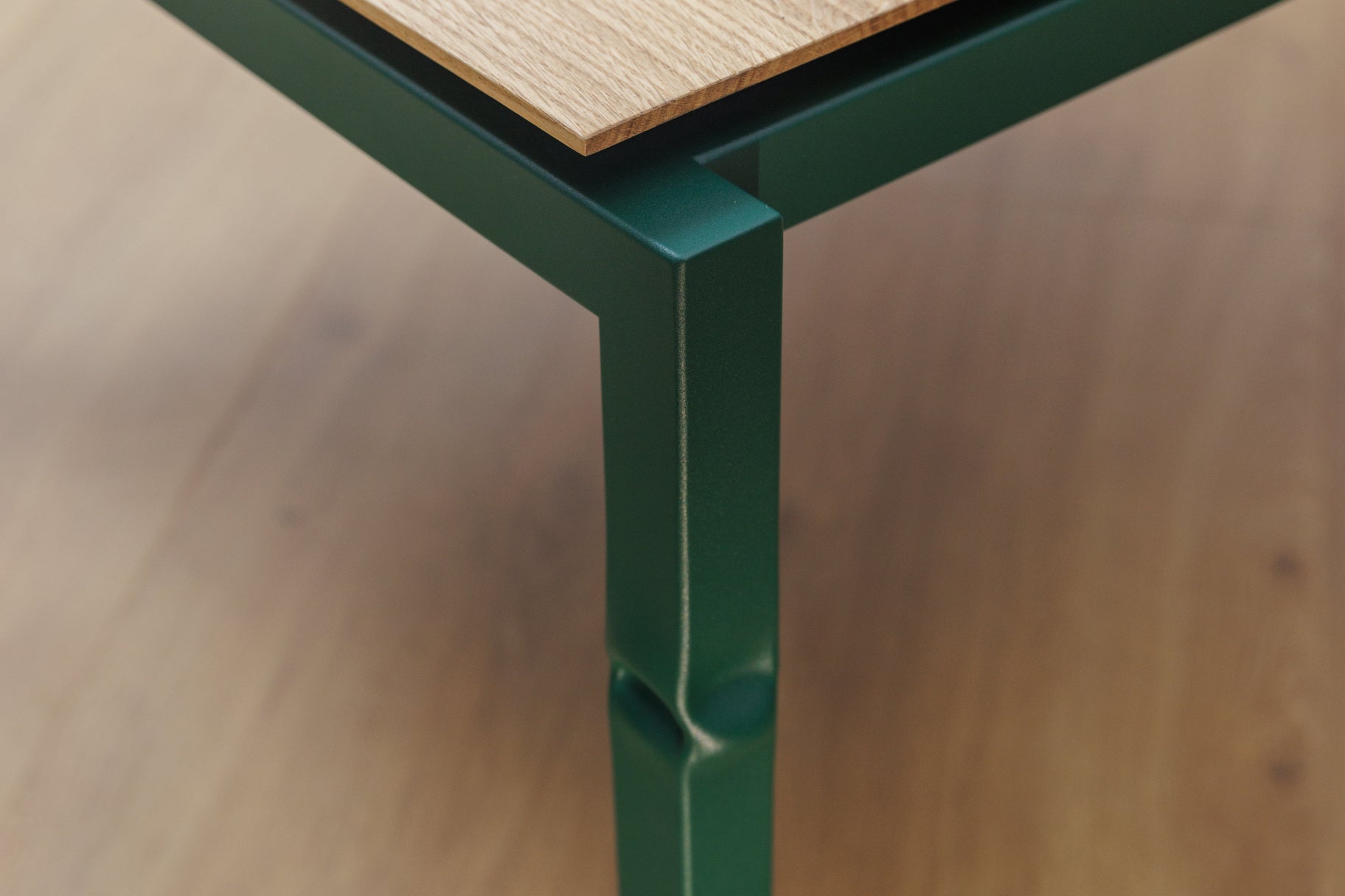 table basse Tours couleur vert mousse avec son pied ecrasé et son design