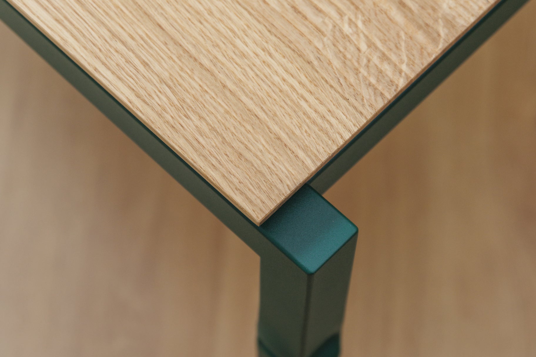 table basse Tours couleur vet mousse avec son pied ecrasé et son design