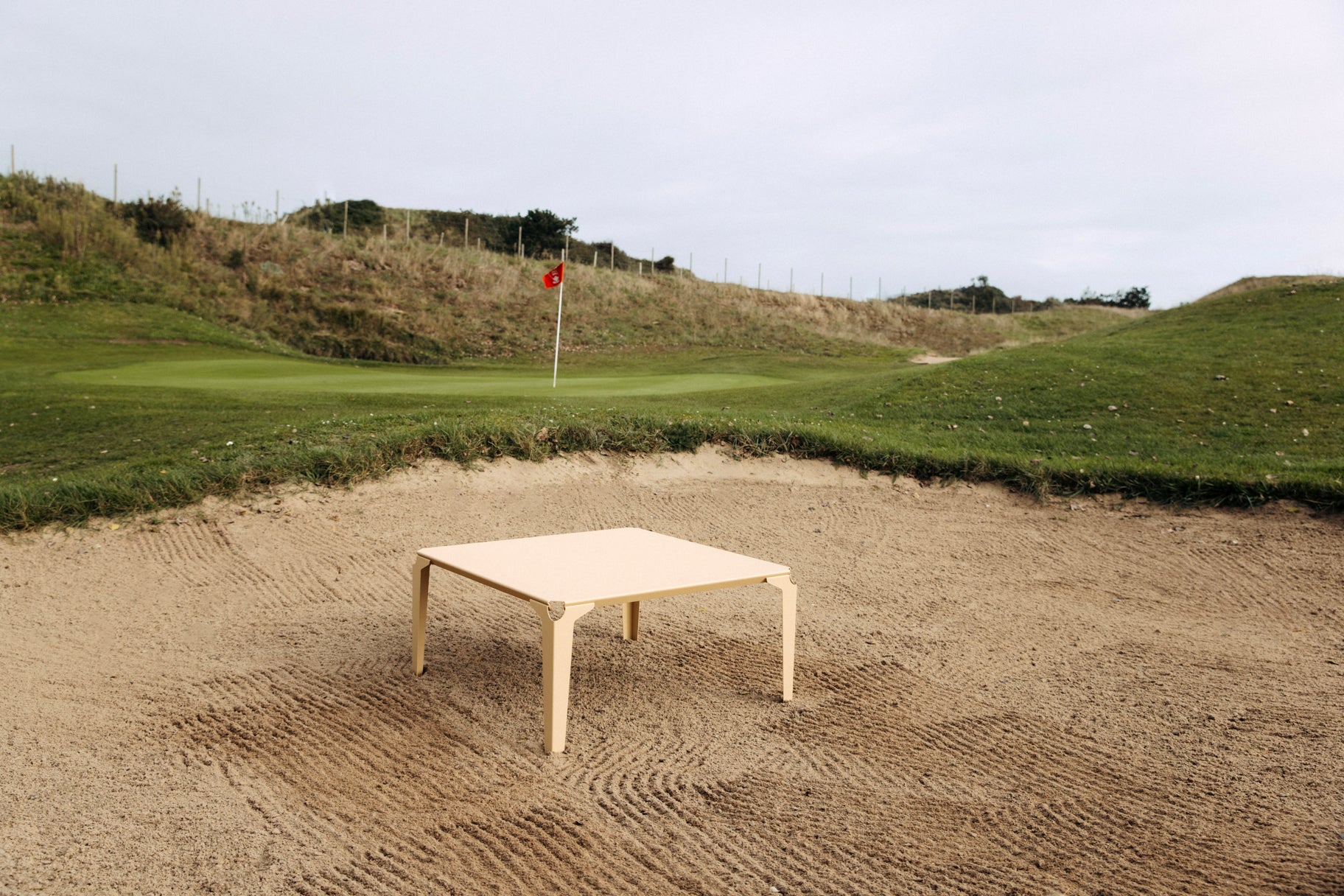 Table basse jullouville couleur sable dans un bunker