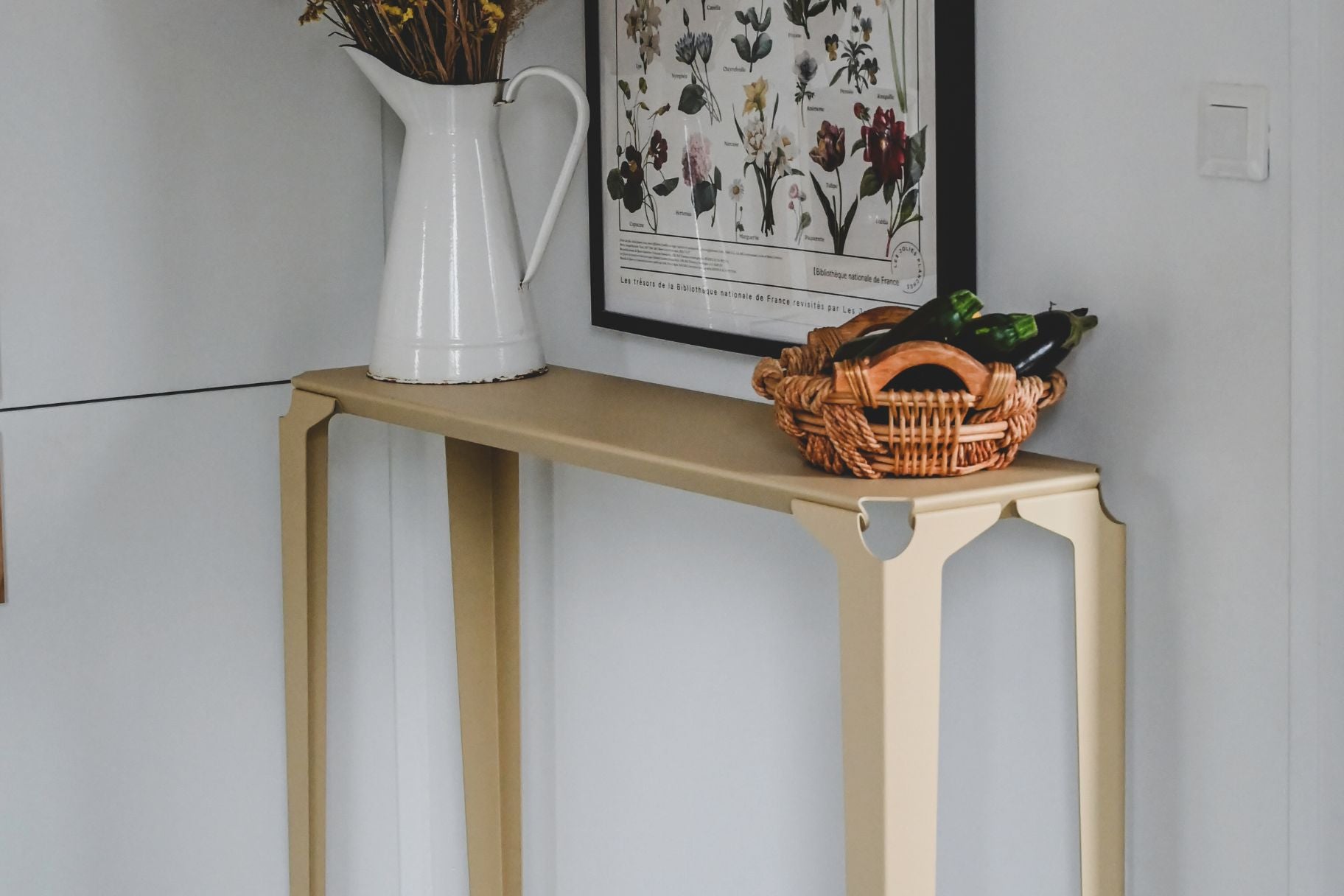 la console chantilly beige dans une cuisine avec une corbeille de fruits