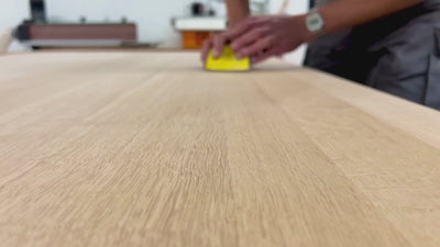 video de ponçage d'un plateau de table en bois de chêne massif