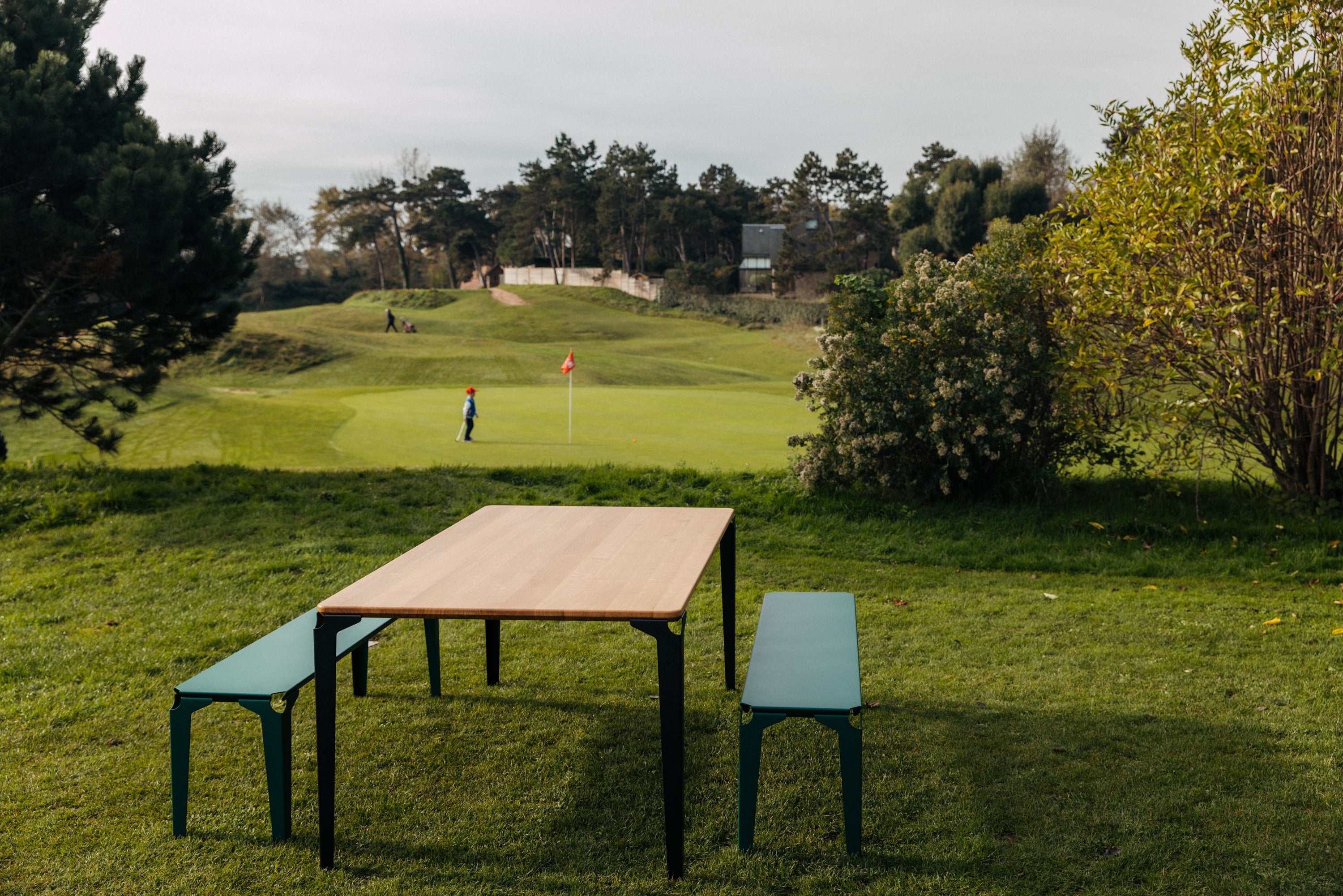 table à manger bois et acier avec ses bancs sur le parcours du gold de Cabourg